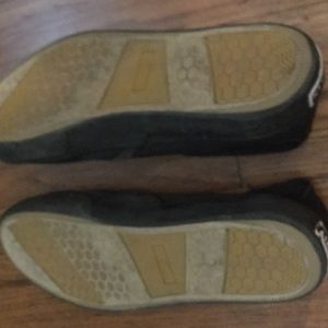 All black air walk skate shoes with gum bottom